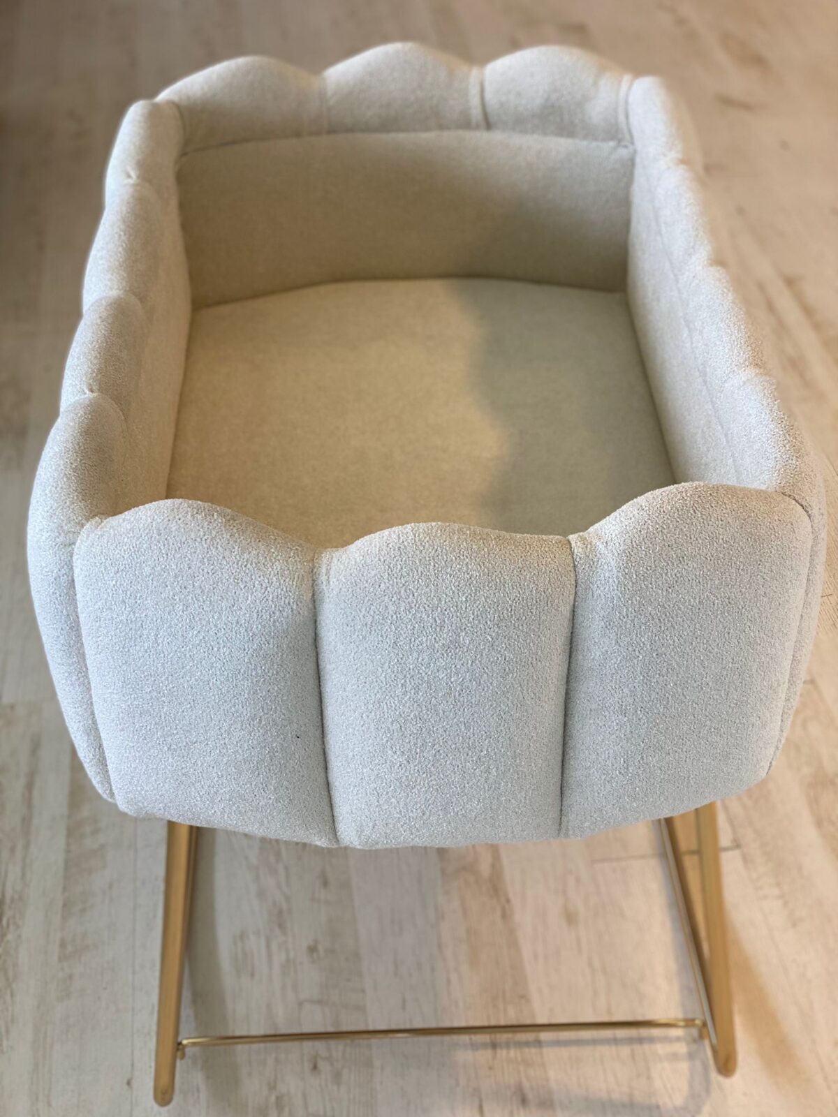 Luxe Schelpen Baby Wieg - Teddystof Met Metalen Poten - Creme Kleurig – Image 2