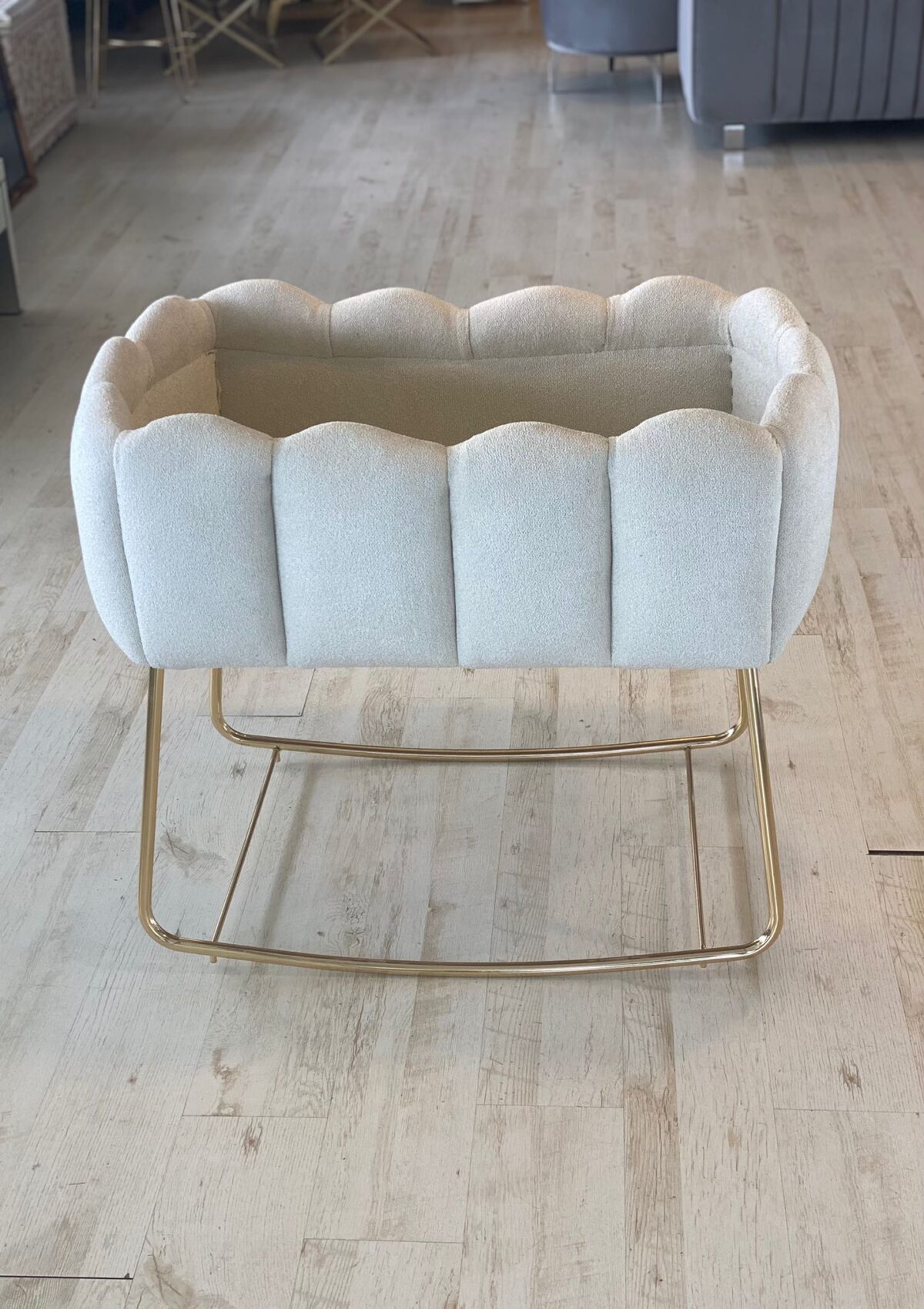 Luxe Schelpen Baby Wieg - Teddystof Met Metalen Poten - Creme Kleurig – Image 1