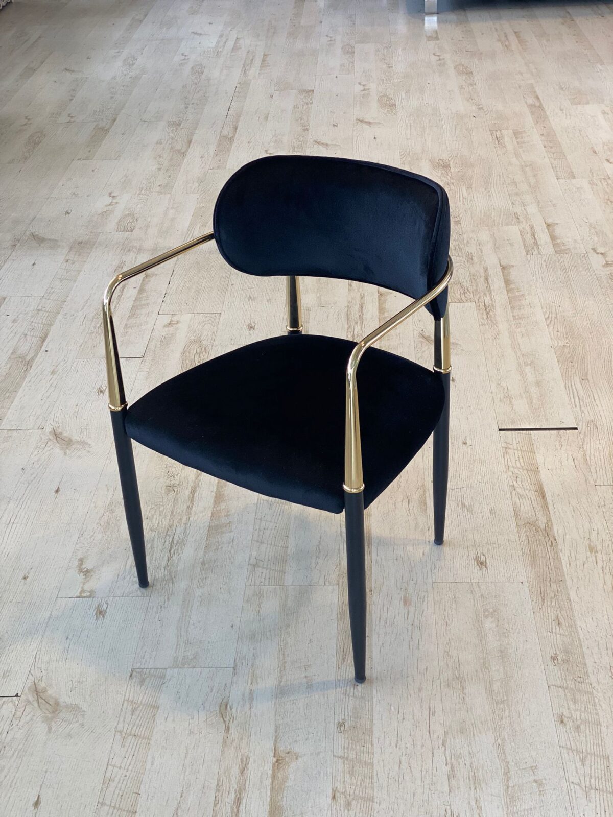 Fluwelen Stoel Met Metalen Armleuningen – Zwart/Gold - Görsel 1
