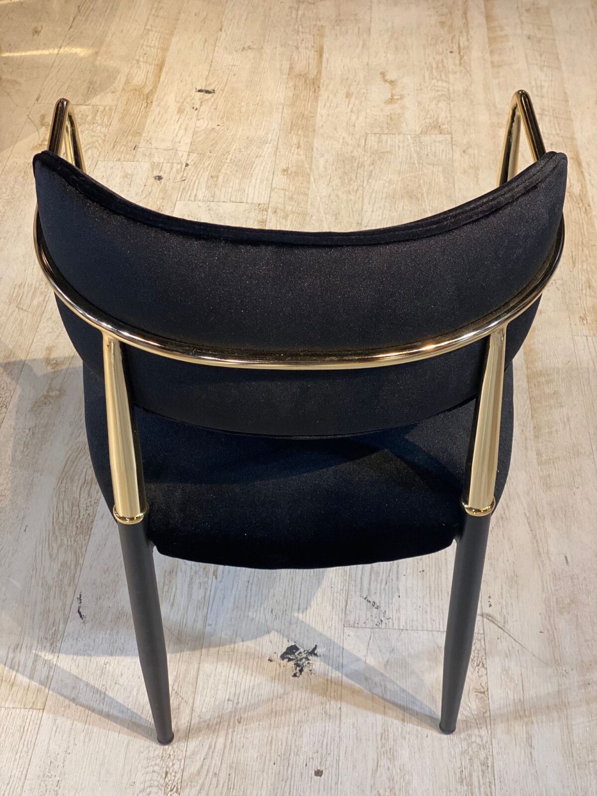 Fluwelen Stoel Met Metalen Armleuningen – Zwart/Gold - Görsel 3