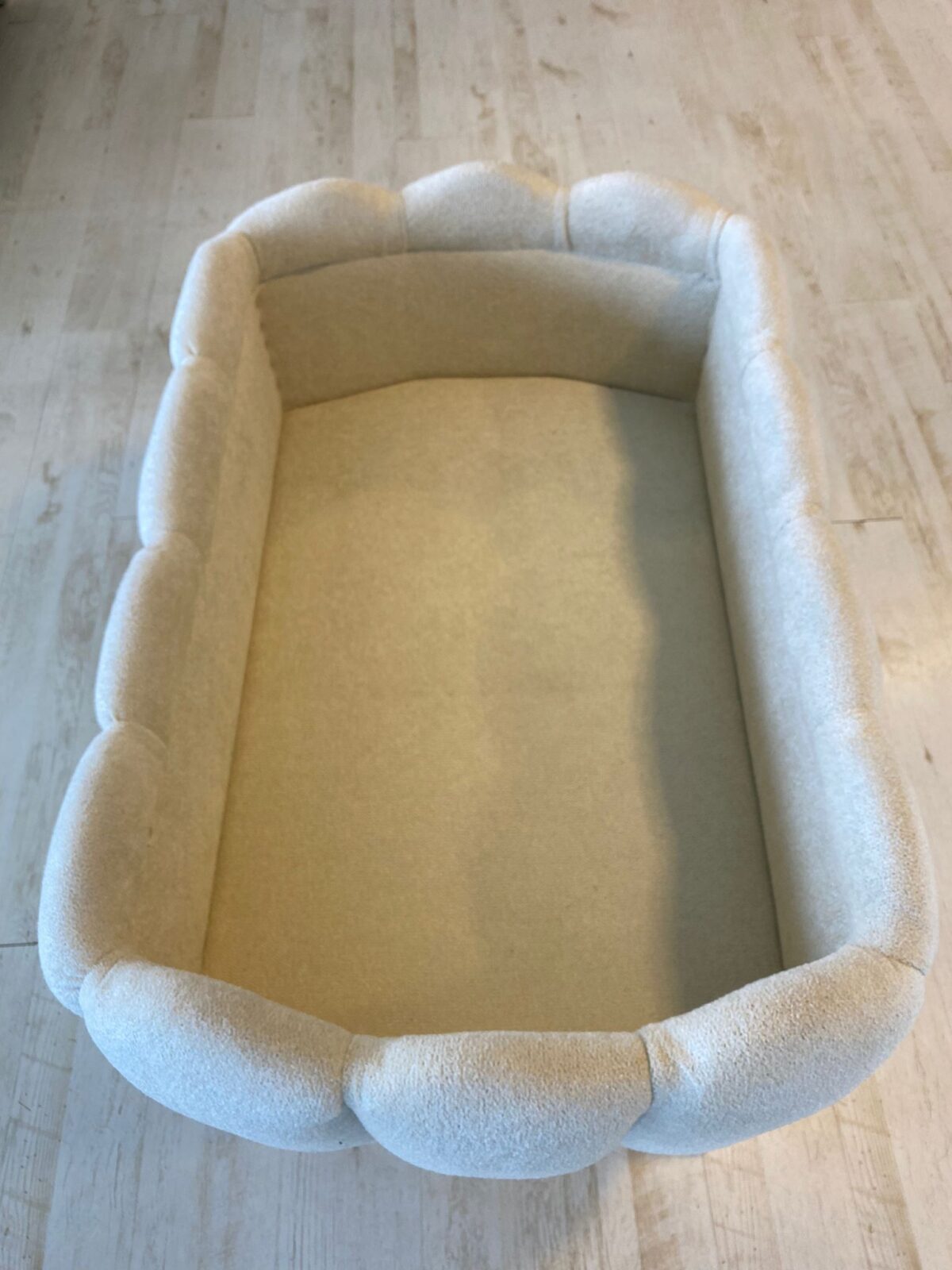 Luxe Schelpen Baby Wieg - Teddystof Met Metalen Poten - Creme Kleurig – Image 3