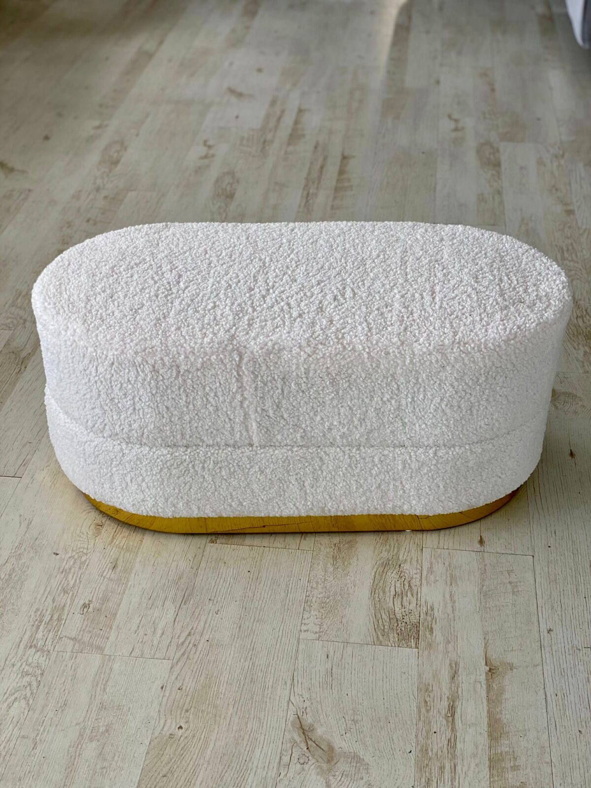 Luxe Witte Teddy Poef -  Met Gouden Poot - 40 cm x 93 cm - Afbeelding 1