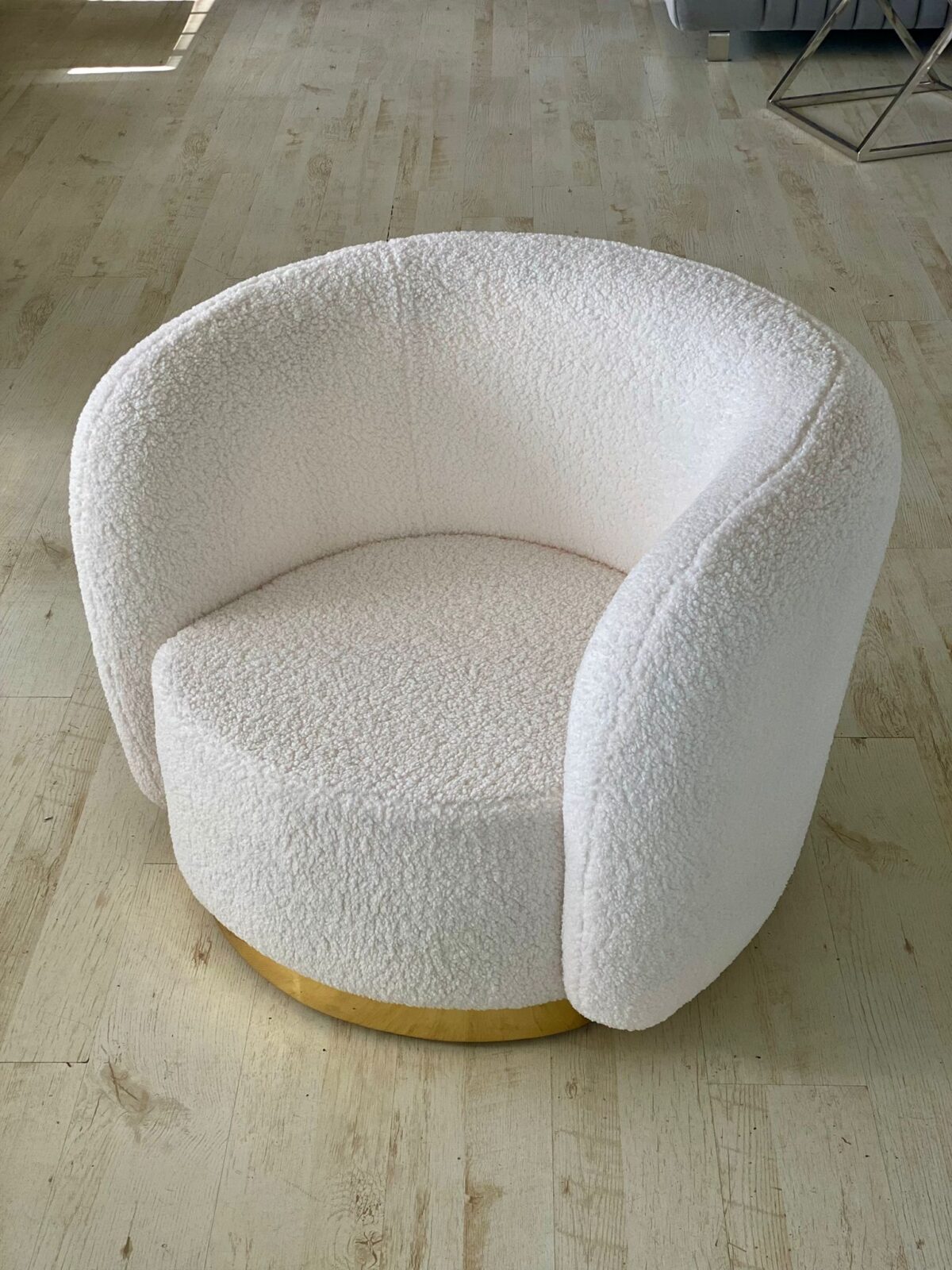 Luxe Witte Fauteuil -  Teddystof -  Met Gouden Poot - 81 cm x 106 cm - Image 1