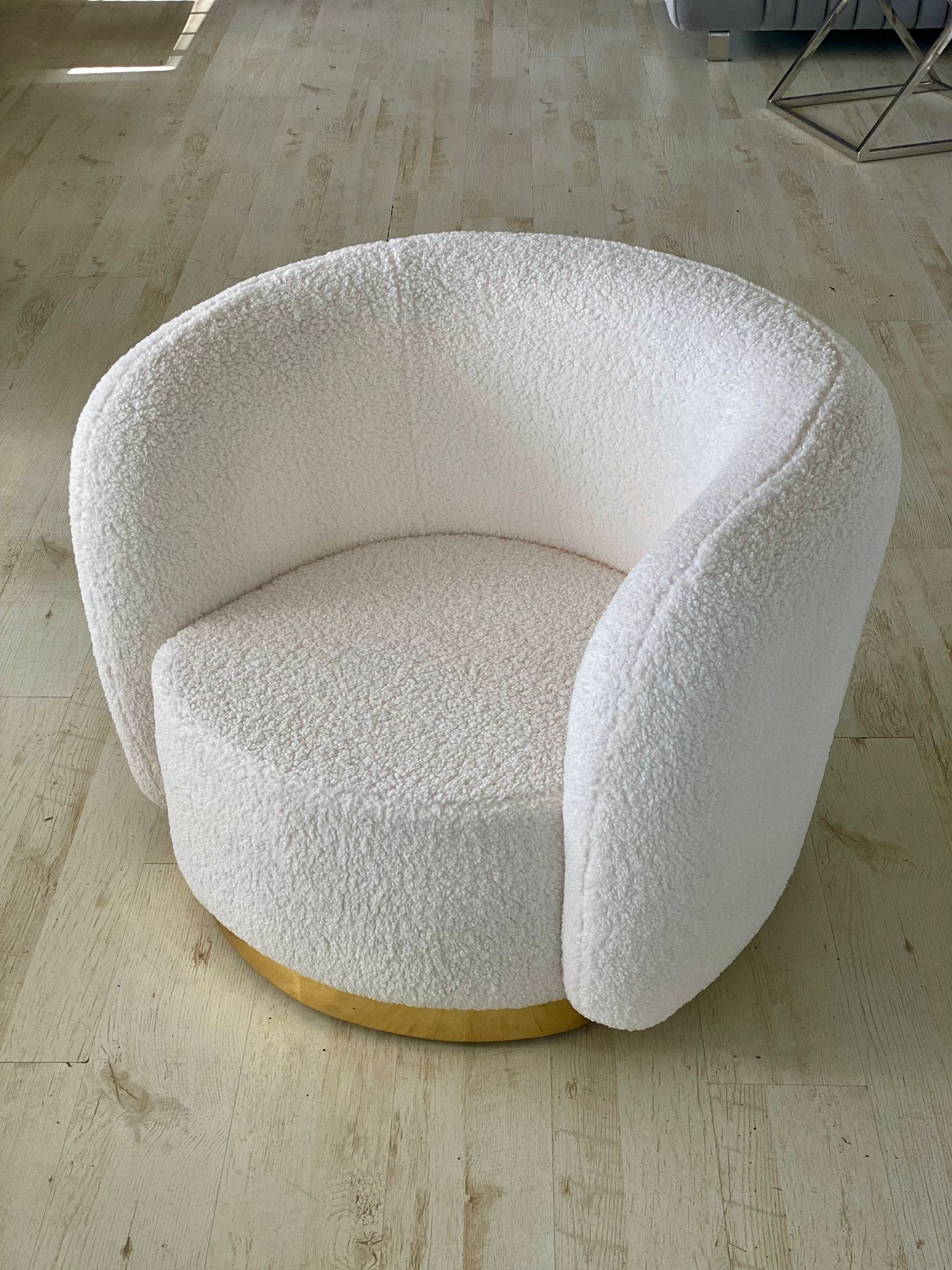 Geld lenende herder Reageren Luxe Witte Fauteuil - Teddystof - Met Gouden Poot - 81 cm x 106 cm –  EkselansOnline.com