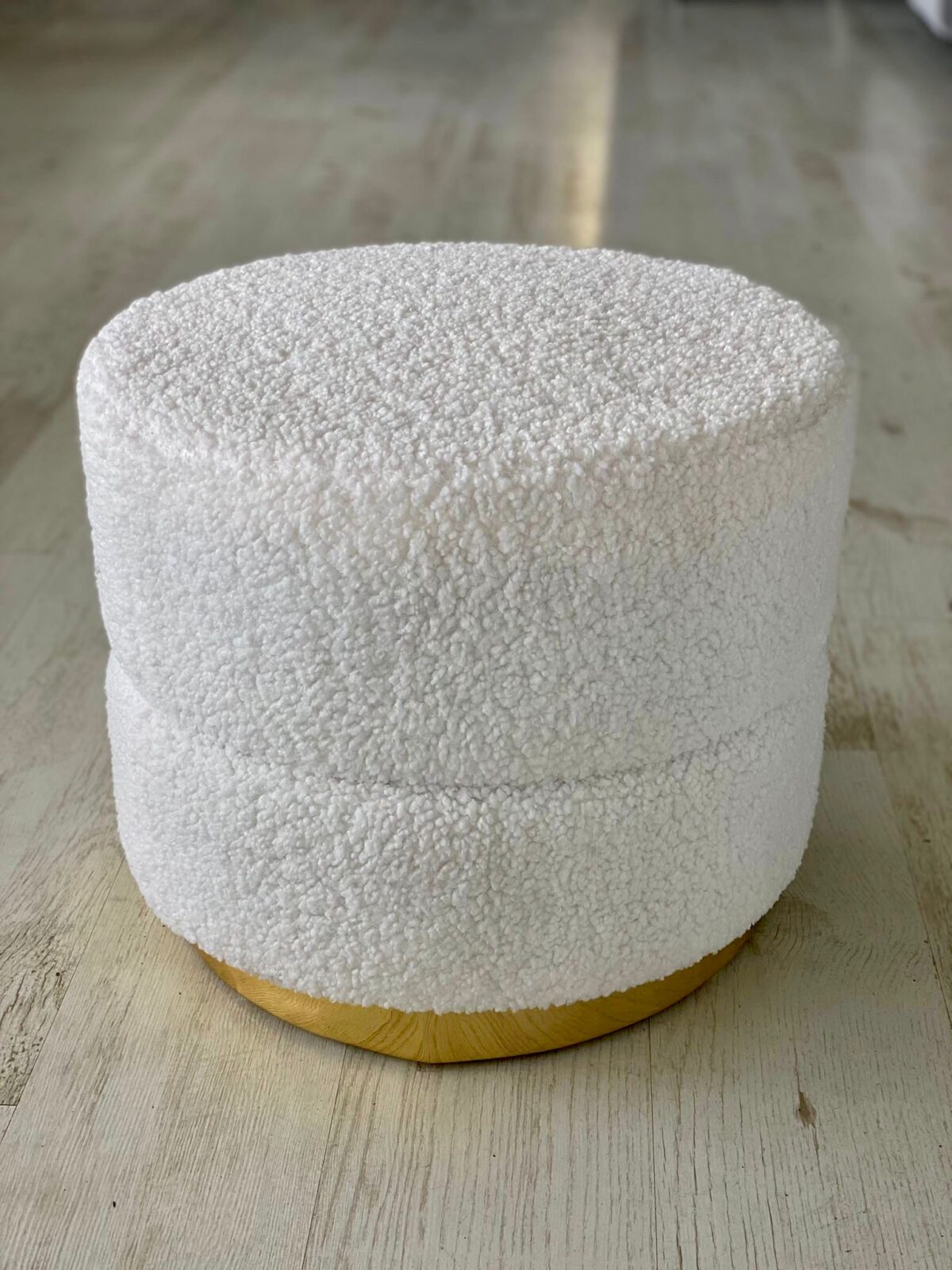 Luxe Witte Teddy Poef - Met Gouden Poot - 48 cm x 40 cm - Afbeelding 1