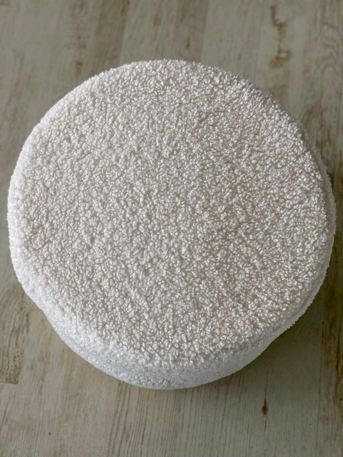 Luxe Witte Teddy Poef - Met Gouden Poot - 48 cm x 40 cm - Afbeelding 2