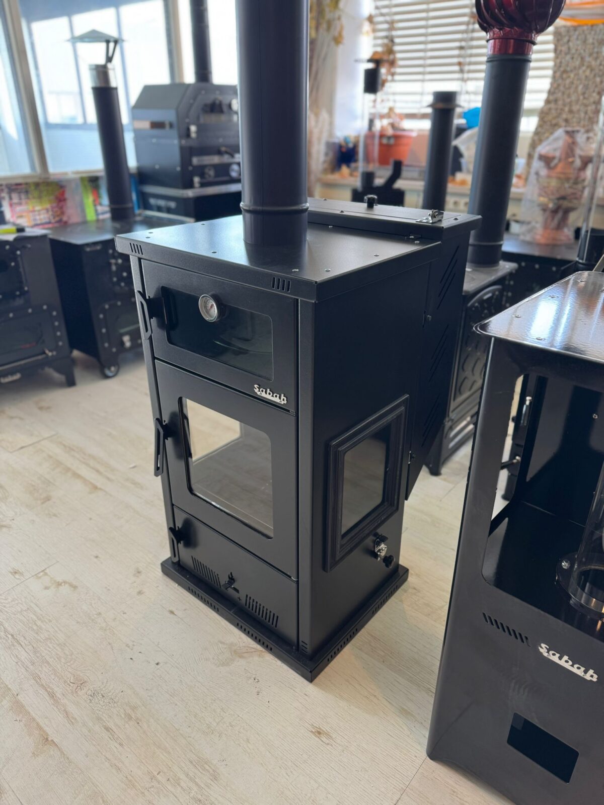 PLT02 Pelletkachel met Oven – Efficiënte Verwarming & Bakfunctionaliteit, 13 kg Capaciteit, 75-80 m², Mat Zwart - Inclusief: schraper, haak en Bakplaat - Görsel 4
