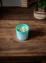 Ekselans EK-197 – Geurkaars Turquoise – 10 x 11 cm – Lily, Sweet Pea & Sage – 95% Sojawas – Luxe Interieurkaars – Image 2