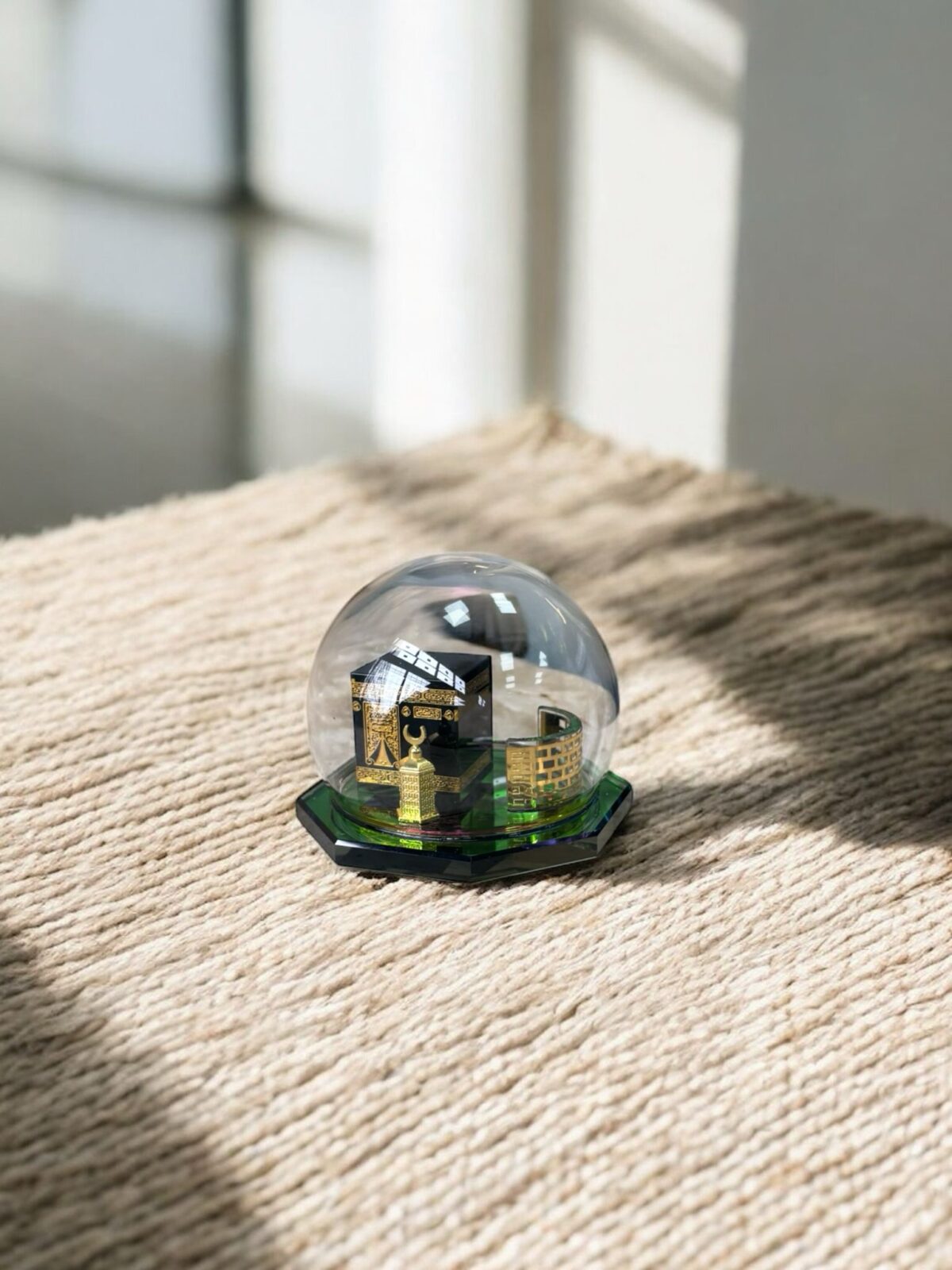 Ekselans EK-282 – Glazen Bol met Miniatuur Kaaba – Decoratief – 7 x 8,5 cm - Afbeelding 1