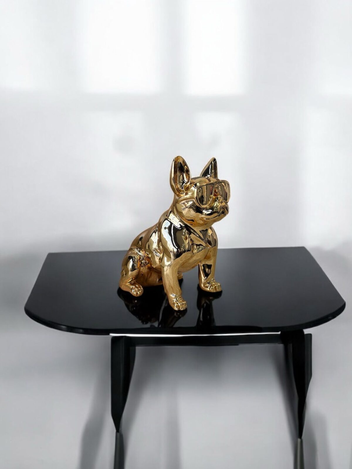Ekselans EK307 - Gouden Bulldog Beeld met Zonnebril – 34 x 36,5 cm – Luxe Decoratiebeeld - Afbeelding 3