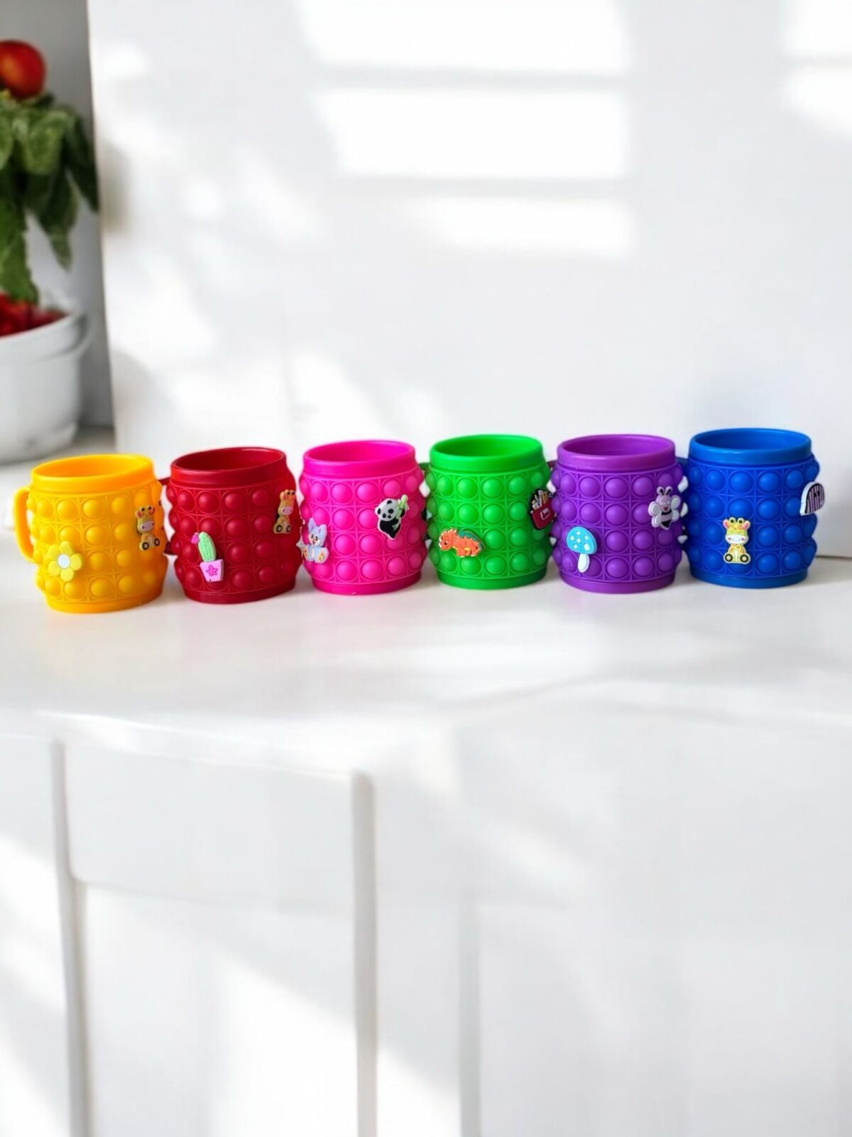 Ekselans EK-326 - Gele Siliconen Drinkbeker met Handvat – Pop It Design – Inclusief Jibbitz-Stijl Versiering – 12 x 9,5 cm – Image 4