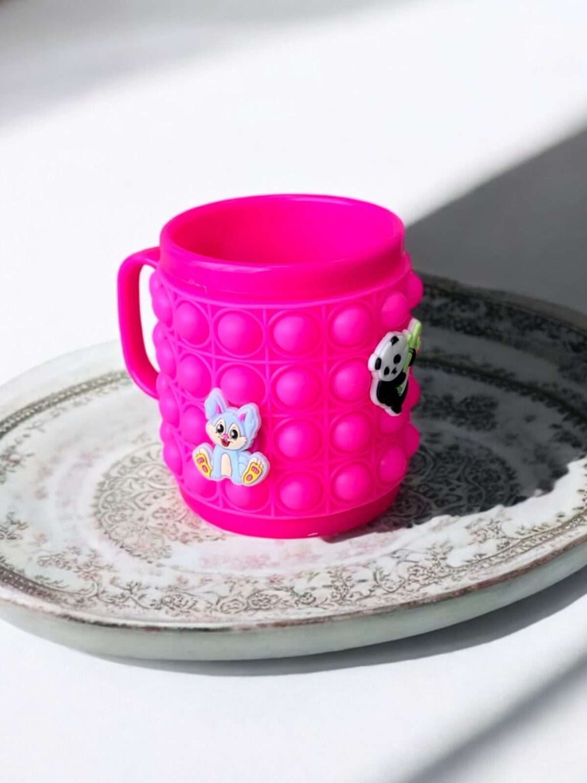Ekselans EK-326 Roze Siliconen Drinkbeker met Handvat – Pop It Design – Inclusief Jibbitz-Stijl Versiering – 12 x 9,5 cm - Görsel 1