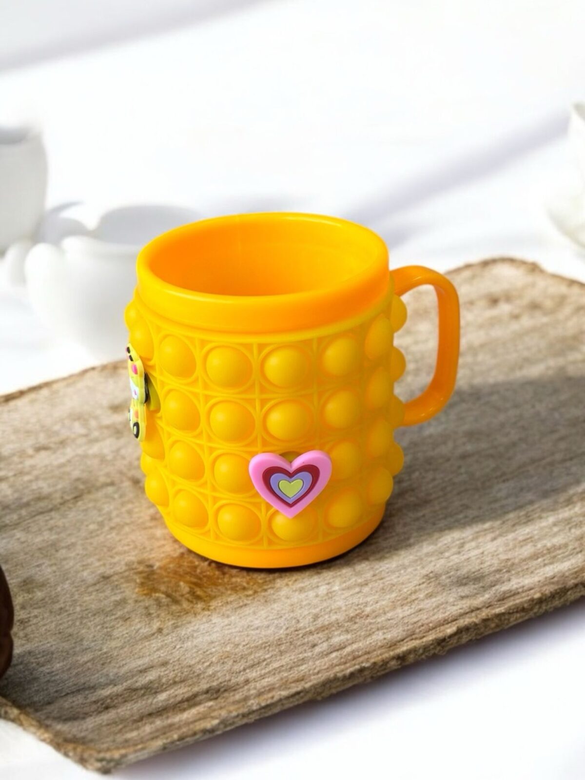 Ekselans EK-326 - Gele Siliconen Drinkbeker met Handvat – Pop It Design – Inclusief Jibbitz-Stijl Versiering – 12 x 9,5 cm – Image 1