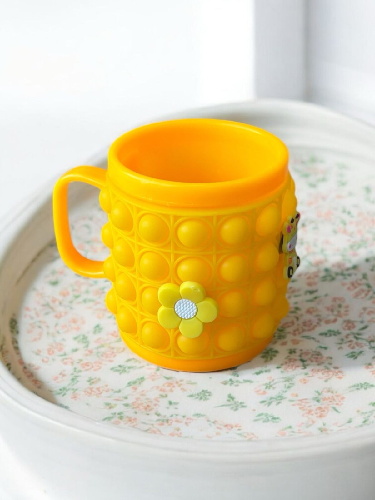 Ekselans EK-326 - Gele Siliconen Drinkbeker met Handvat – Pop It Design – Inclusief Jibbitz-Stijl Versiering – 12 x 9,5 cm – Image 2