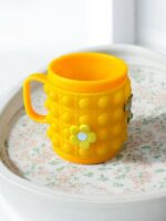 Ekselans EK-326 - Gele Siliconen Drinkbeker met Handvat – Pop It Design – Inclusief Jibbitz-Stijl Versiering – 12 x 9,5 cm – Image 2
