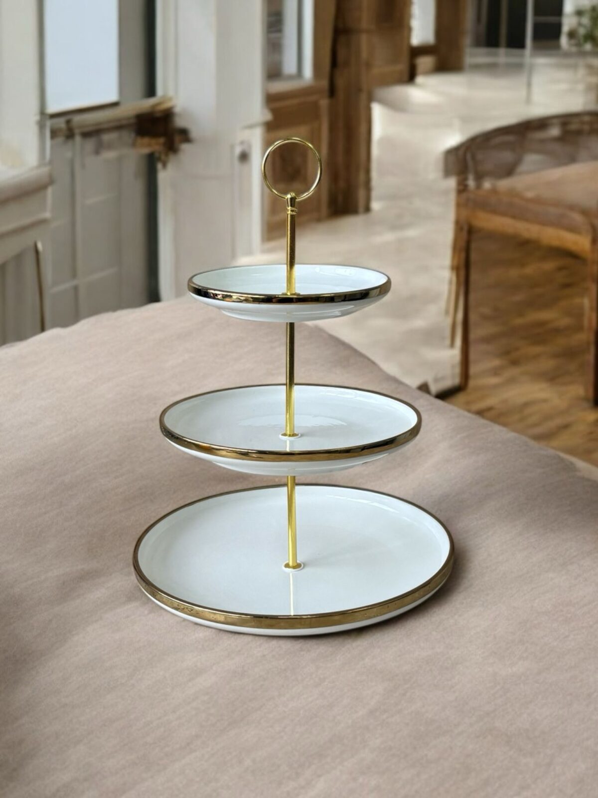 Ekselans EK-532 – Porseleinen Etagère met 3 Lagen – Wit met Goud – Ø25/20/15 cm – Luxe Presentatieschaal - Görsel 1