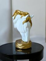 Ekselans EK-352 – Paardenkop Beeld – Wit met Gouden Details – 25 x 14 cm – Luxe Decoratief Standbeeld