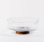 Acacia - Bloemvormige Glazen Schaal met Acaciahouten Poot – Geribbeld Glas - Ø26 cm – H10,5 cm – Snackkom voor Gebak, Snacks, Fruit of Decoratie – Transparant Glas