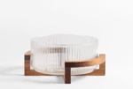 Acacia - Geribbelde Glazen Kom met Acaciahouten Houder – Rond – 28 x 23,2 x 13,4 cm – Snackkom/Serveerschaal voor Salades, Fruit, Hapjes en Decoratie